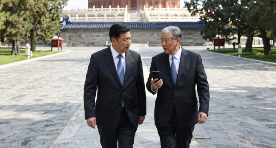 Trump-Xi summit live: US and Chinese presidents tour Temple of Heaven