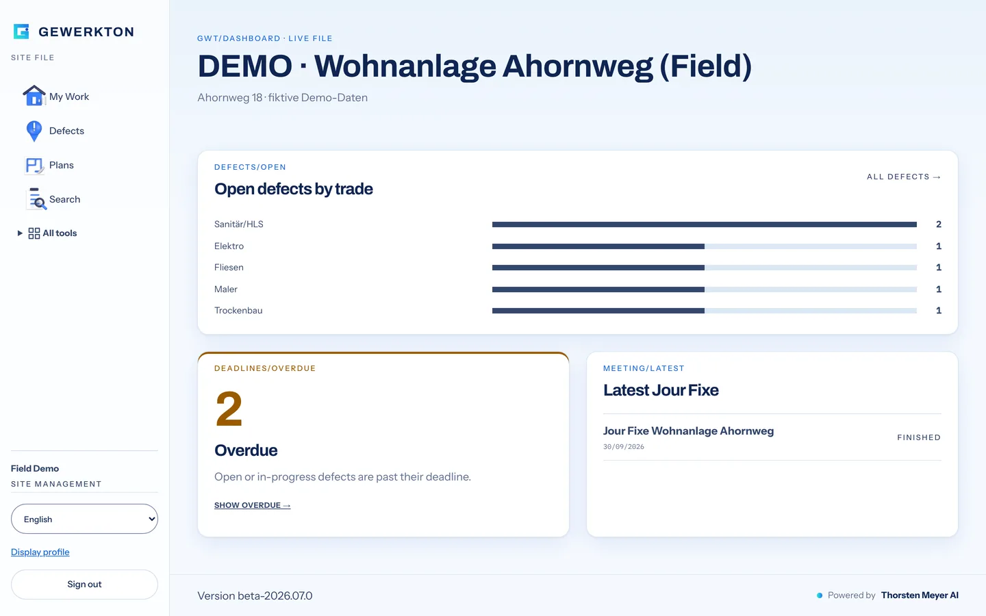 Dashboard of the Gewerkton web app in the new look: open defects by trade shown as bars, a card counting overdue deadlines and the latest site meeting, filled with fictional demo data